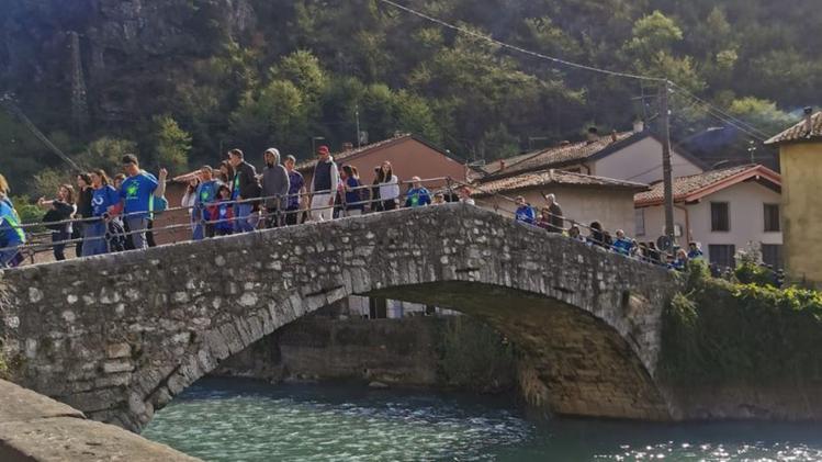 La passeggiata ha attraversato il ponte romanico, lungo via Zanardelli, fino a raggiungere la “Casa dell’Aquilone”