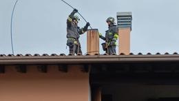 I vigili del fuoco sul tetto della palazzina a Montichiari