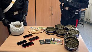 La marijuana, i cellulari e i soldi sequestrati dai carabinieri