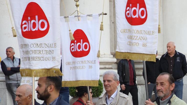 In piazza Duomo Le bandiere dell’Aido ieri a Brescia per la festa dei 50 anni