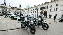 I mezzi della polizia Locale di Brescia in piazza Loggia