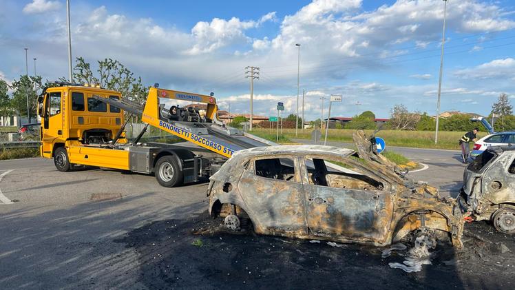 L'autovettura bruciata tra Castenedolo e Ghedi