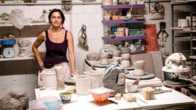 Nel laboratorio Pamela Venturi lavora la ceramica e produce creazioni originali nella sua bottega al Carmine