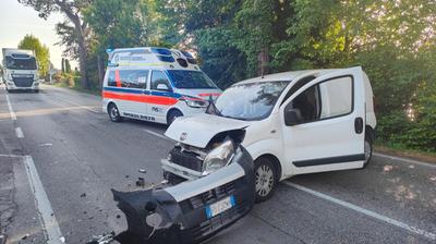 Incidente a Padenghe: furgone si schianta, ferita una donna