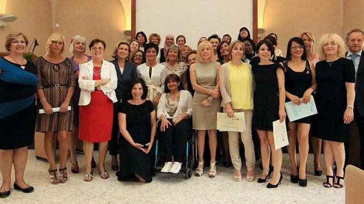 Foto ricordo per tutte le «donne che ce l'hanno fatta», premiate nell'aula magna della Facoltà di Economia, in via San Faustino FOTOLIVE