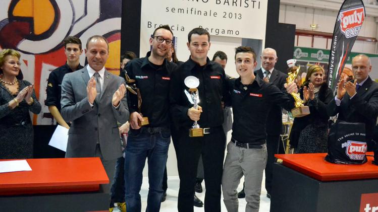 Davide Cavaglieri (a destra) con il resto del podio al Campionato baristi   