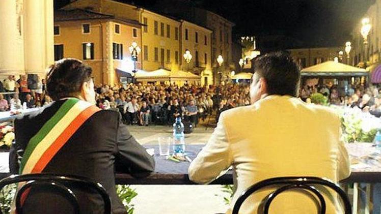 Montichiari: una bella immagine del consiglio comunale in piazza