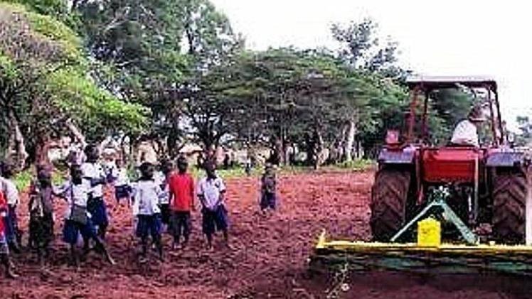 Uno dei macchinari agricoli «bresciani» in azione in Uganda