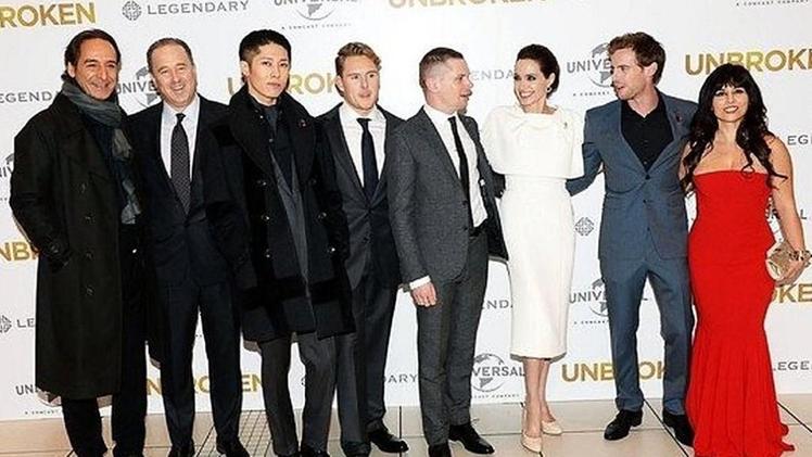 Maddalena Ischiale (a destra, con l'abito rosso) con il cast di Unbroken e la regista Angelina Jolie