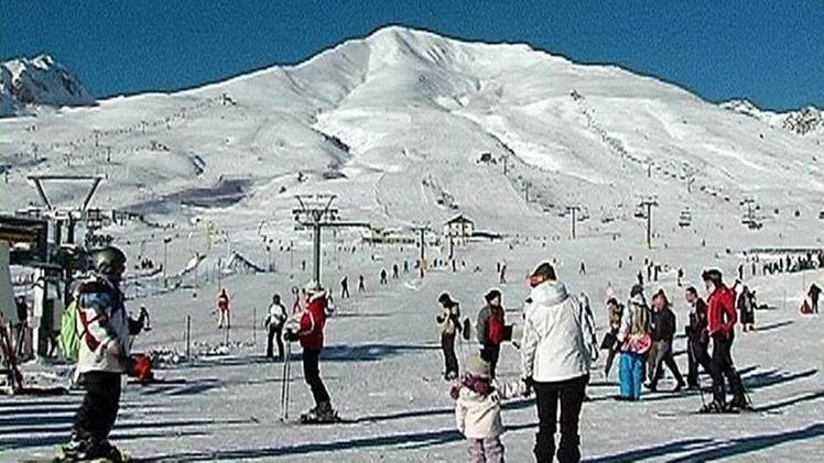 Folla di sciatori sulle piste innevate del Passo del Tonale