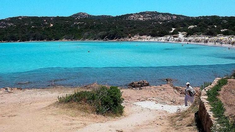 Mare cristallino, spiagge bianche e vegetazione lussureggiante: è lo scenario della Costa Smeralda, in Sardegna
