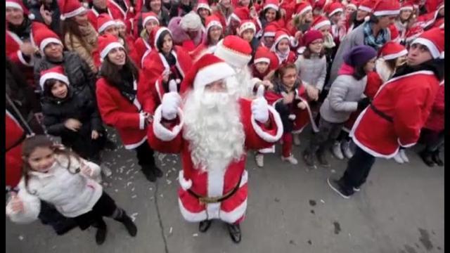Torino, il grande raduno dei Babbi Natale: in 15mila sotto la Mole