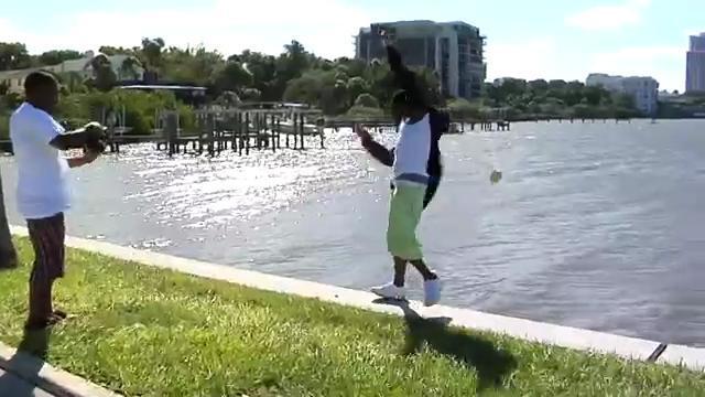 Florida, il cappello vola in acqua: il rapper finisce sulle ostriche