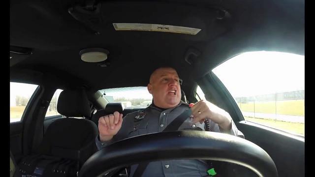 Usa, agente canta al volante: dipartimento pubblica video su YouTube