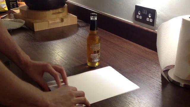 Come aprire una bottiglia di birra con un foglio di carta