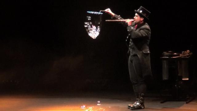 Le bolle di sapone a teatro: sembrano opere d'arte