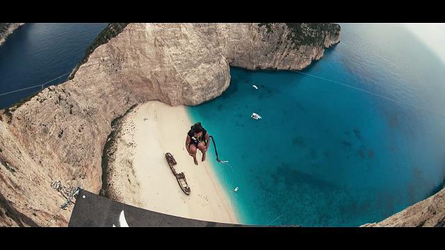 Giro del mondo in 80 salti: base jump sulla scogliera greca