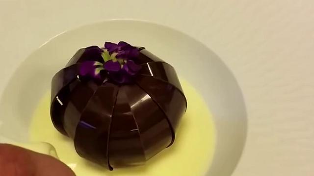 Poesia nel dessert: il bocciolo di cioccolato si schiude nel piatto