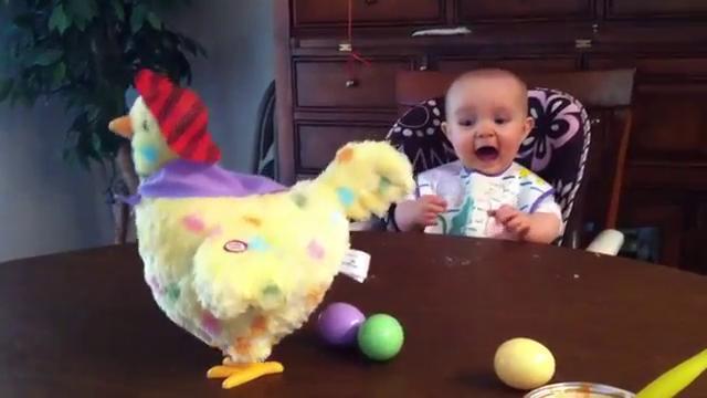Il bimbo e la chioccia giocattolo: pazzo di gioia per le uova