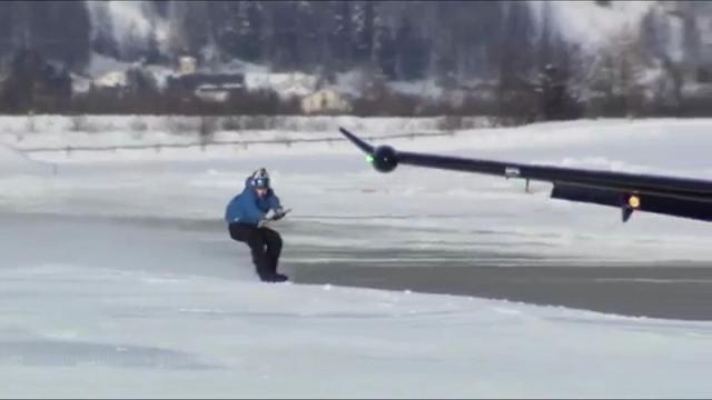 Snowboard agganciato all'aereo: l'impresa a 125 km/h