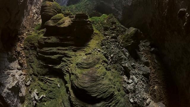 Vietnam, in volo col drone nella caverna più grande del mondo
