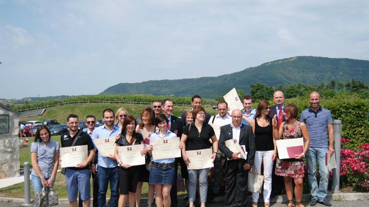 Foto di gruppo per i sedici nuovi assaggiatori diplomati dall'Onav