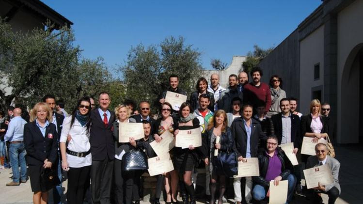Foto di gruppo per i bresciani che hanno ottenuto il diploma Onav    
