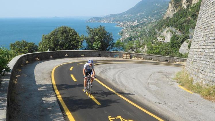 Addio a escursioni in mountain bike e biciclette sulla suggestiva ciclabile a strapiombo sul lago di Garda