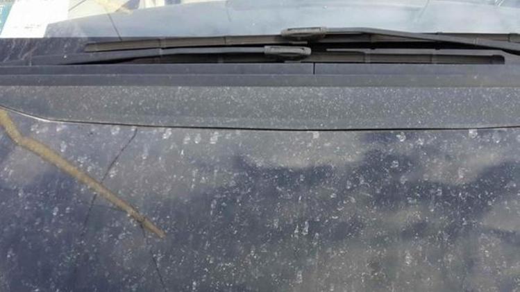 La polvere caduta su un'auto