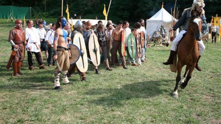I guerrieri celti pronti a dare battaglia: le rievocazioni in costume sono il «clou» della rassegna