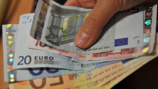 Restituisce portafoglio con seicento euro