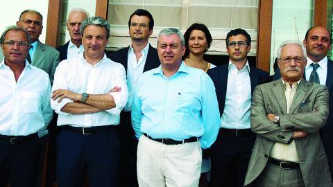 
 Aldo Ebenestelli insieme ai dirigenti della Feralpi Salò: alla sua destra il direttore sportivo Eugenio Olli e il presidente Giuseppe Pasini