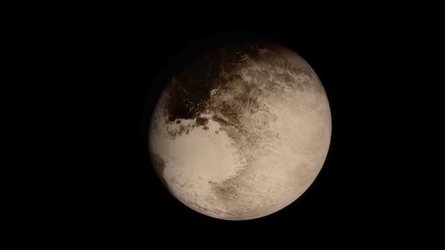 In un breve video mozzafiato la Nasa ha ricostruito il sorvolo sul piccolo Plutone grazie alle <a href="http://www.repubblica.it/scienze/2015/07/15/news/plutone_le_prime_immagini_da_new_horizons_all_equatore_montagne_alte_fino_a_3500_metri-119164871/">bellissime immagini inviate dalla sonda New Horizons</a>, che ha compiuto il flyby il 14 luglio 2015. New Horizons ha scattato foto del pianeta nano e del suo satellite Caronte già da quando era a milioni di chilometri di distanza, un avvicinamento che ha mostrato, mano a mano, il vero volto di Plutone, la cui immagine era, fino ad allora, solo un cerchietto sfocato. La sonda è passata ad appena 12.500 chilometri dalla sua superficie, gli ha girato attorno ed è riuscita a osservarlo in controluce, regalandoci la visione da una prospettiva eccezionale della sua atmosfera, per poi riprendere il suo viaggio verso il suo prossimo obiettivo: uno dei corpi della fascia di Kuiper verso i confini del Sistema solare
(a cura di Matteo Marini)