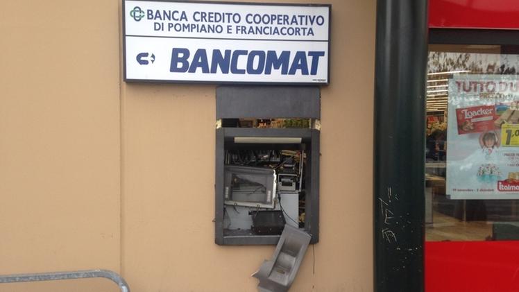 Ciò che resta dello sportello divelto dall’esplosioneI carabinieri della Sis eseguono i rilievi sul bancomat