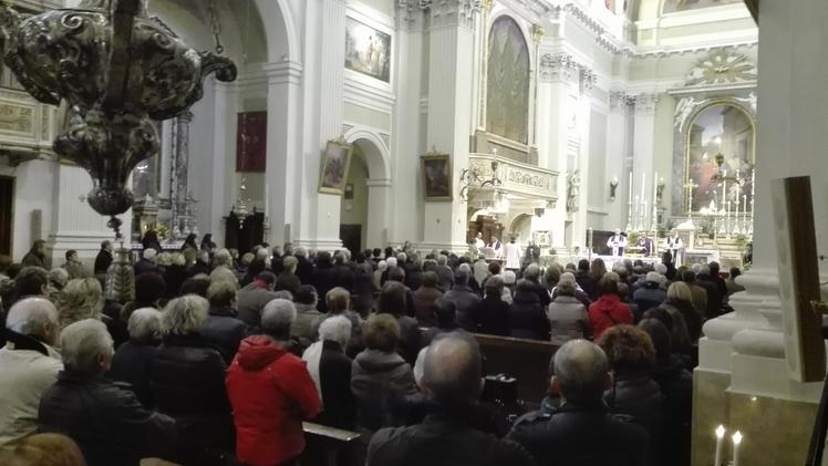 La chiesa affollata di gente per l’estremo saluto alla giovane Simona Simonini