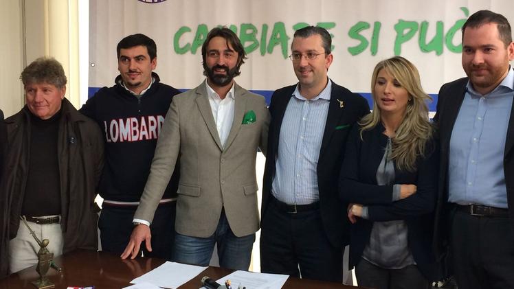 Il candidato sindaco di Castelmella con gli esponenti della coalizione 