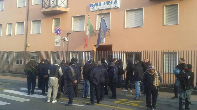 Lo sgombero del presidio Il presidio improvvisato  davanti al commissariato di Desenzano dove i lavoratori stranieri  hanno  scandito  cori al grido «Allah è grande»