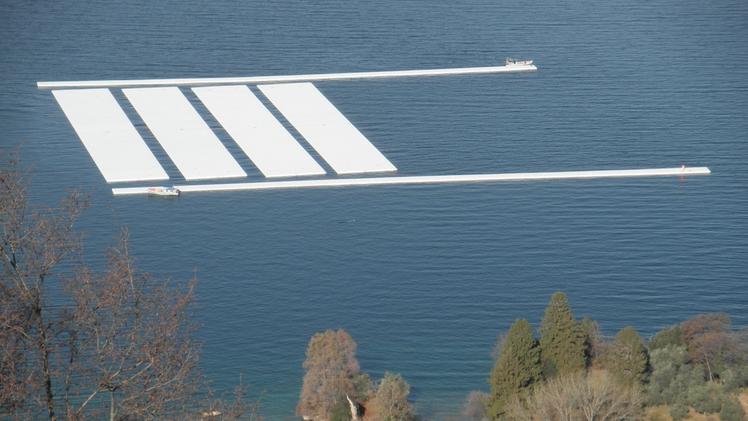 Prove tecniche della posa della passerella galleggiante sul lago: il Sebino si prepara al grande esodo 