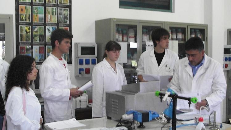 Gli studenti della «Scuola del latte» a lezione in laboratorio