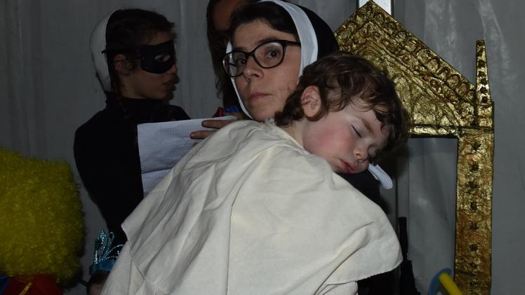 Il Papa in «miniatura»  si è addormentato fra le braccia della mamma