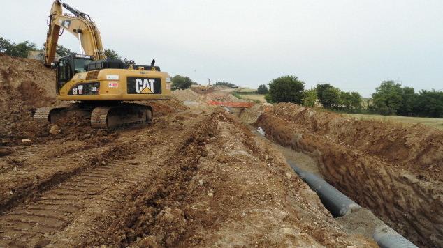 I tubi rimossi accatastati al fianco della  conduttura della «pipeline» che veicola il gas siberiano Gli escavatori sono tornati al lavoro sul colle di San Giorgio a Montichiari per la posa del metanodotto 