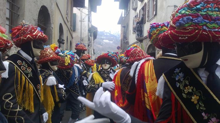I ballerini del carnevale di Bagolino impegnati nelle tradizionali danze che accompagnano la festa