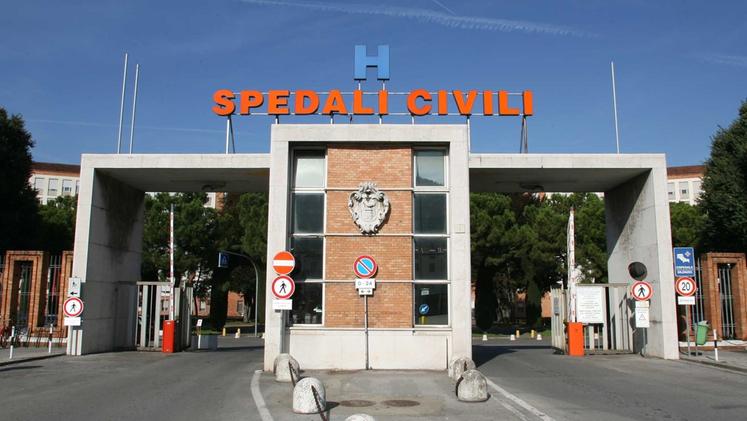 L’ingresso dell’ospedale Civile di Brescia dove è spirato l’anzianoBruno Mazzoldi aveva 83 anni 