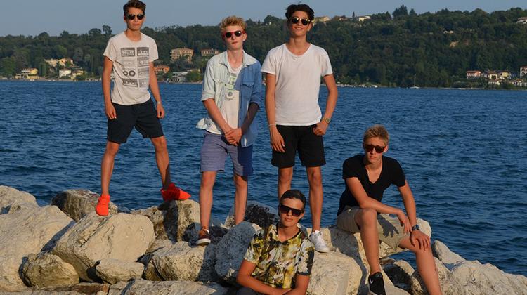 I ragazzi del reality impegnati in una  regata sulle acque del lagoUn gruppo di protagonisti del Grande Fratello tedesco del 2015