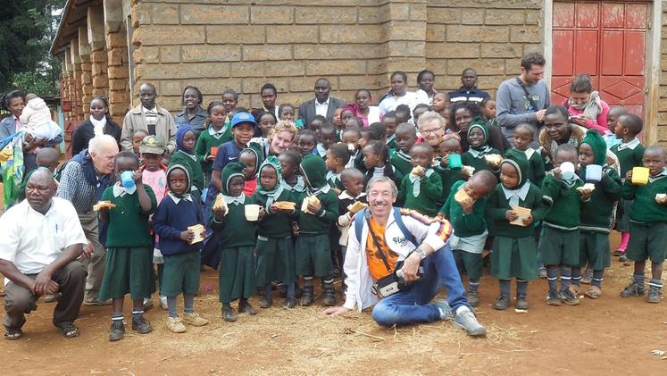 Alcuni dei volontari del gruppo «Kenia» di Tavernole durante una delle tante missioni in Africa
