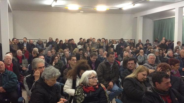 Il tavolo dei relatori chiamati a informare i cittadini  di Sarezzo Sala affollata e pubblico preoccupato per l’impianto di pirolisi 