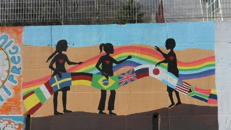Marcheno: il murale antirazzista realizzato dagli studenti