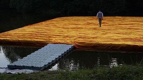 Uno dei  test «segreti» della passerella galleggiante e del tessuto, effettuato a settembre 2014 in un lago privato  FOTO WOLFGANG VOLZ