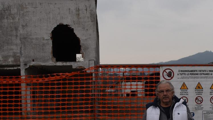 Gli ex cantieri Rio, in una magnifica posizione sulla riva del SebinoGli stabili in demolizione: in primo piano l’ex operaio Natalino Bellini