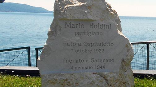 Il cippo dedicato a Mario Boldini 